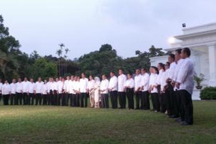 Menteri-menteri Kabinet Kerja yang dipilih Presiden Joko Widodo dan Wakil Presiden Jusuf Kalla berfoto bersama di halaman Istana Negara, Minggu (26/10/2014).