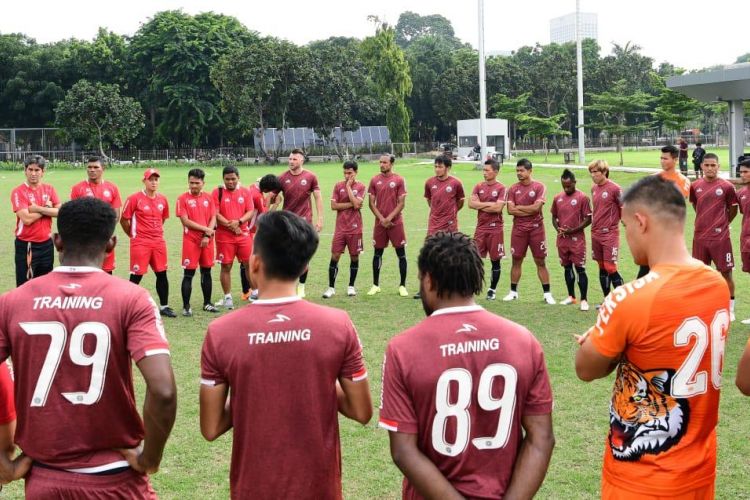 Ketua Dewan Pembina Persija Jakarta, Syafruddin, saat melihat Tim Persija melakukan latihan di Lapangan ABC Kawasan Senayan Jakarta, Sabtu (8/12/2018).