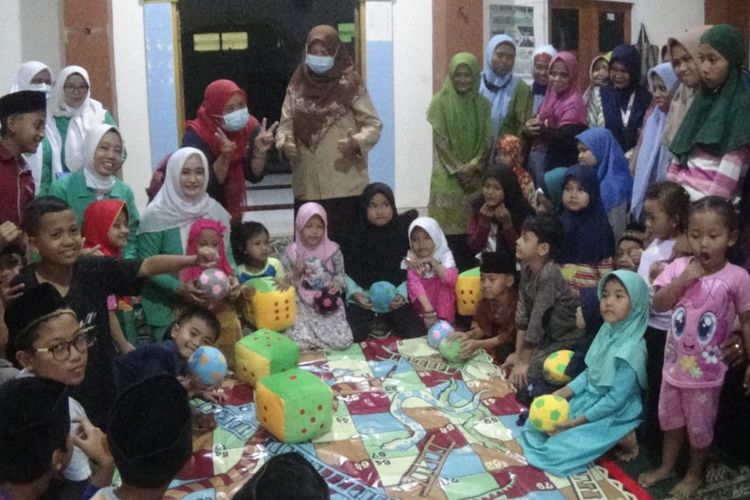 Fatayat NU Jateng berikan alat permainan kepada anak-anak Desa Wadas