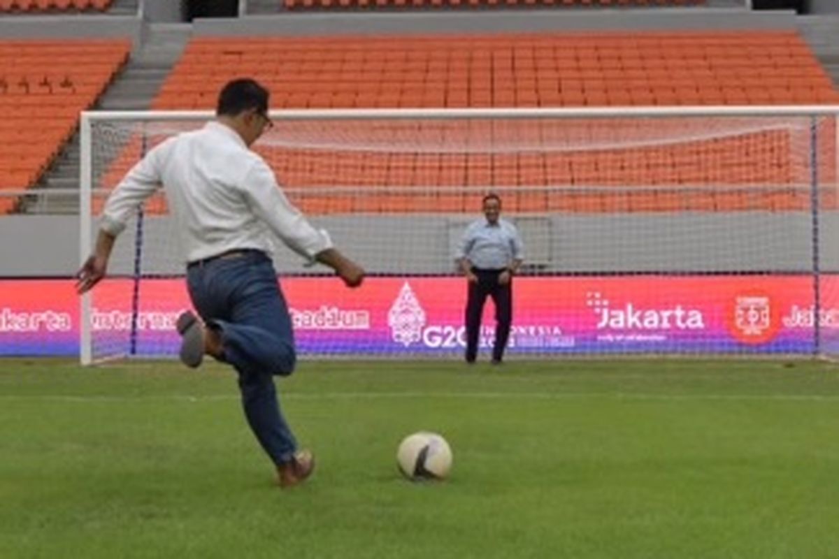 Gubernur Jawa Barat Ridwan Kamil berkunjung ke Jakarta International Stadium di Jakarta Utara.
Lewat akun Instagramnya, Emil, sapaan Ridwan Kamil terlihat membagikan sebuah video saat dia menendang bola penalti yang dijaga Anies.