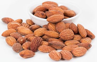 Kacang almond untuk asam urat