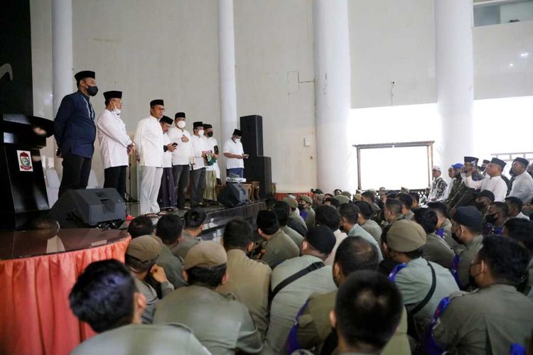 Wali Kota Makassar, Mohammad Ramadhan 'Danny' Pomanto memberikan arahan dan semangat kepada anggota Satpol PP pasca penangkapan pimpinannya.