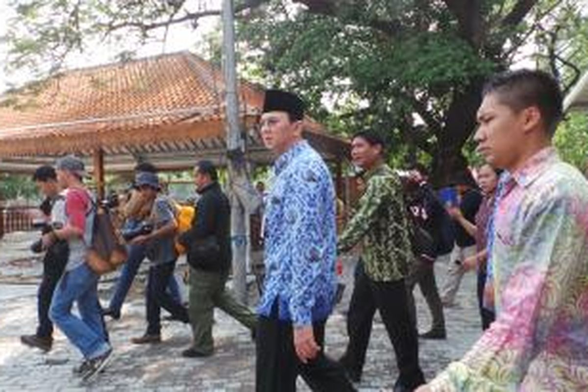 Pelaksana Tugas (Plt) Gubernur DKI Jakarta Basuki Tjahaja Purnama (Ahok) meninjau proyek pembangunan tempat penampungan pedagang kaki lima (PKL) di lapangan IRTI Monas, Senin (10/11/2014).