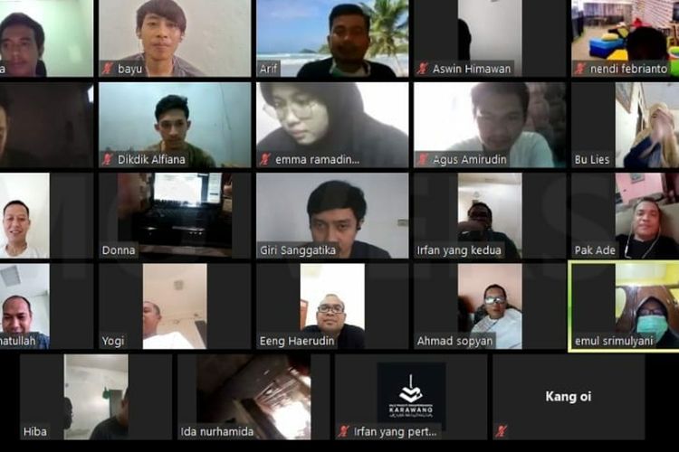 Plt Kepala Diskominfo Karawang Asep Aang Rahmatullah bersama stafnya melakukan meeting  melalui video conference via aplikasi Zoom, dan saling memotivasi.