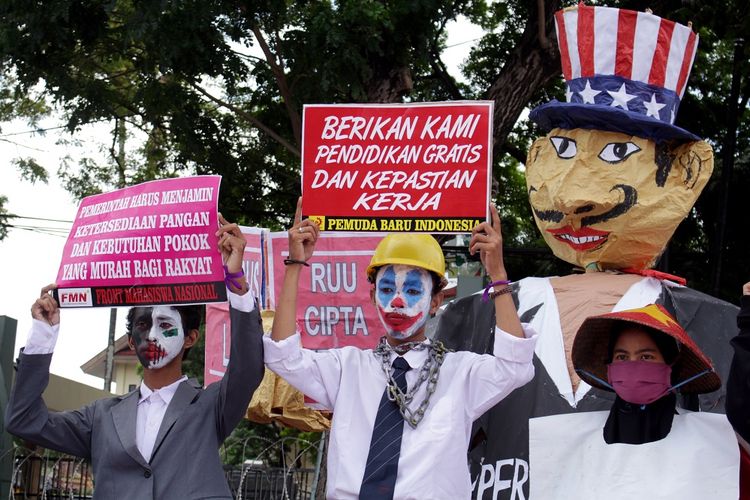 Demonstran membawa poster saat melakukan aksi unjuk rasa di depan Kantor DPRD Sulsel di Makassar, Sulawesi Selatan, Kamis (16/7/2020). Mereka menuntut DPR membatalkan Rancangan Undang-Undang (RUU) Omnibus Law Cipta Kerja serta mendesak pemerintah untuk menggratiskan biaya pendidikan di tengah pandemi COVID-19. ANTARA FOTO/Arnas Padda/yu/aww.