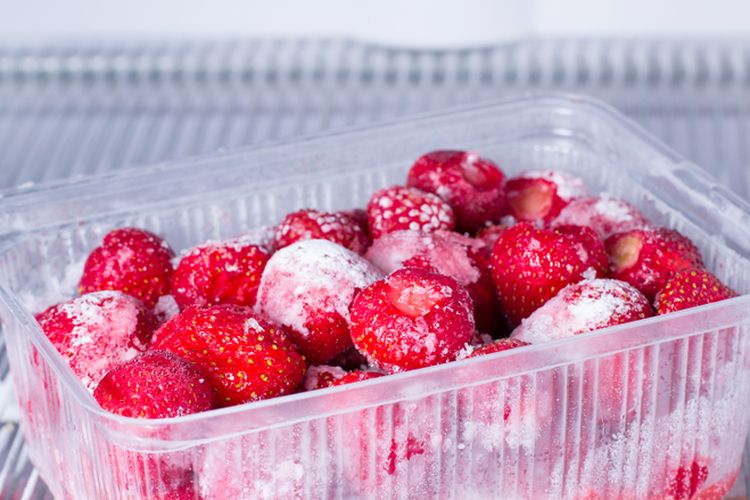 Ilustrasi strawberry beku, membekukan strawberry. 