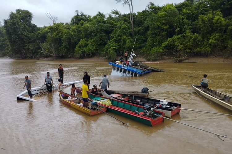 Masyarakat bersama BPBD Nunukan Kaltara, mencoba mengevakuasi KM Imase mase, salah satu transportasi pemasok Sembako untuk wilayah pelosok perbatasan RI Malaysia yang tenggelam di perairan Kudamis Sebuku