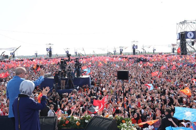 Kandidat Presiden Turkiy dan Aliansi Rakyat Recep Tayyip Erdogan (kiri) dan istrinya Emine Erdogan melambaikan tangan kepada para pendukung selama kampanye pemilu di Istanbul, pada 7 Mei 2023. 