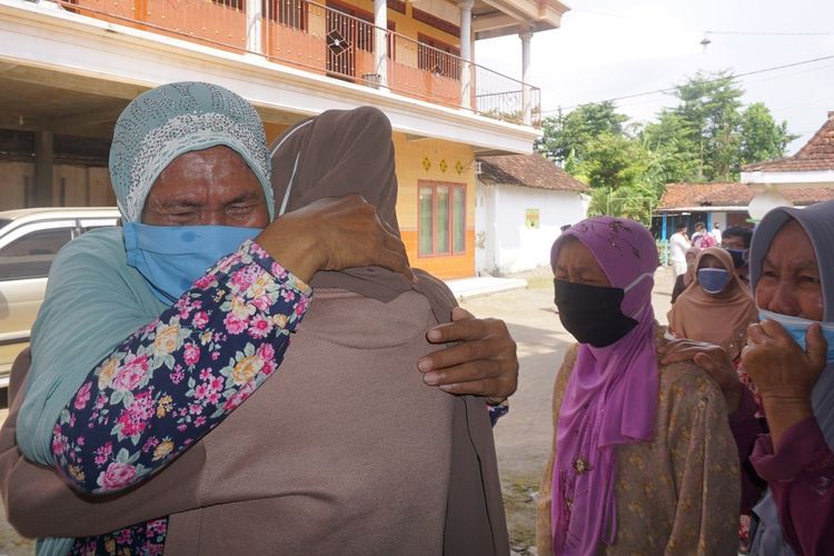 Farida Rochmawati ( kiri) pasien positif COVID-19 Tulungagung memeluk kerabat yang menyambutnya sepulang dari rumah karantina di Rusunawa IAIN Tulungagung, Tulungagung, Jawa Timur, Kamis (7/5/2020). Farida merupakan pasien kelima dari total sembilan terkonfirmasi positif Corona di Desa Jabalsari, Kecamatan Sumbergempol yang dinyatakan sembuh setelah menjalani 18 hari masa isolasi dan tiga kali swab sampel lendir di tenggorokan, dengan hasil dua kali negatif COVID-19. ANTARA FOTO/Destyan Sujarwoko/nz