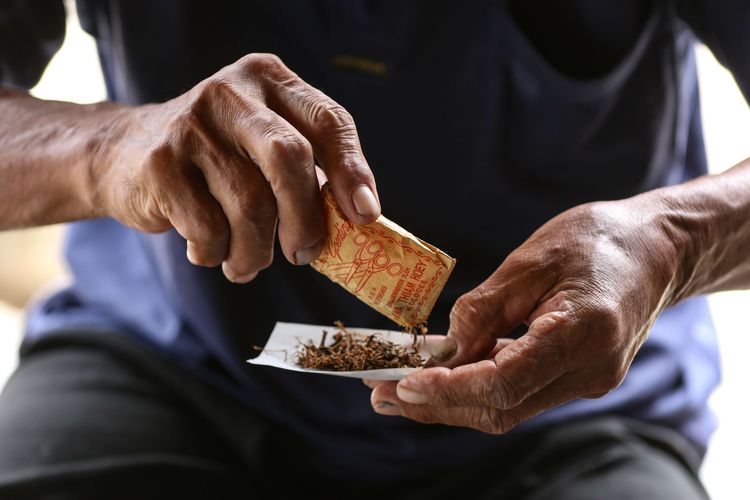 Ekonomi Sulit, Mengapa Rokok Tetap Jadi Pelarian?