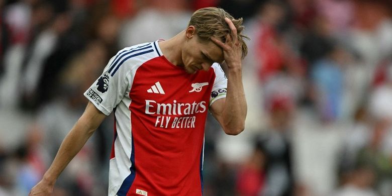 Martin Odegaard dan para pemain Arsenal mengalami kekalahan 1-2 saat bertanding melawan Bournemouth pada laga Liga Inggris pekan ke-35 di Stadion Emirates, London,  Minggu (3/5) dini hari WIB.
