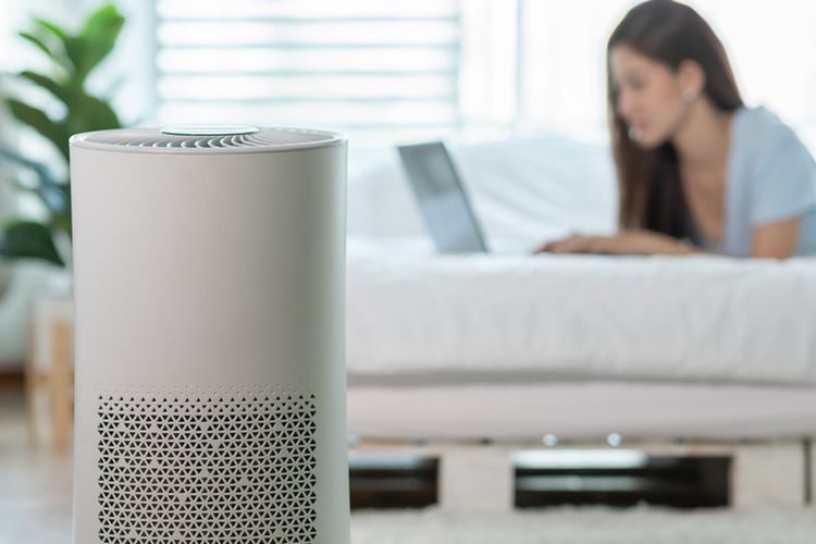 Ilustrasi air purifier di kamar tidur. 