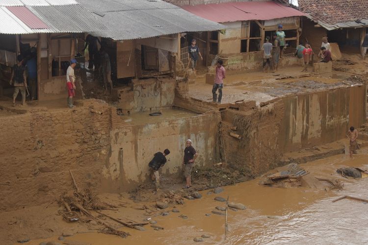 Sejumlah warga bergotong royong membersihkan lumpur dampak serangan banjir bandang di Kampung Lebak Gedong, Cipanas, Lebak, Banten, Kamis (2/1/2020). ANTARA FOTO/Weli Ayu Rejeki/af/foc.