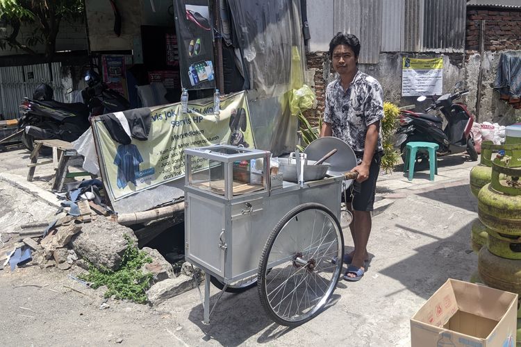 Mohammad Rafi, penjual tahu bulat keliling di Surabaya, Jawa Timur, menjajakan dagangannya daerah Klampis Ngasem, Sukolilo, Surabaya, Selasa (8/10/2024).