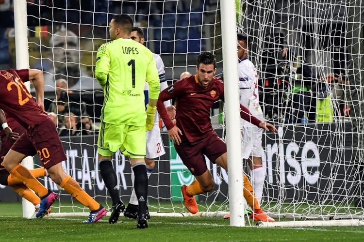 Gelandang AS Roma asal Belanda, Kevin Strootman (tengah), melakukan selebrasi setelah mencetak gol ke gawang Lyon dalam pertandingan leg kedua babak 16 besar Liga Europa di Stadion Olimpico, Roma, Kamis (16/3/2017).