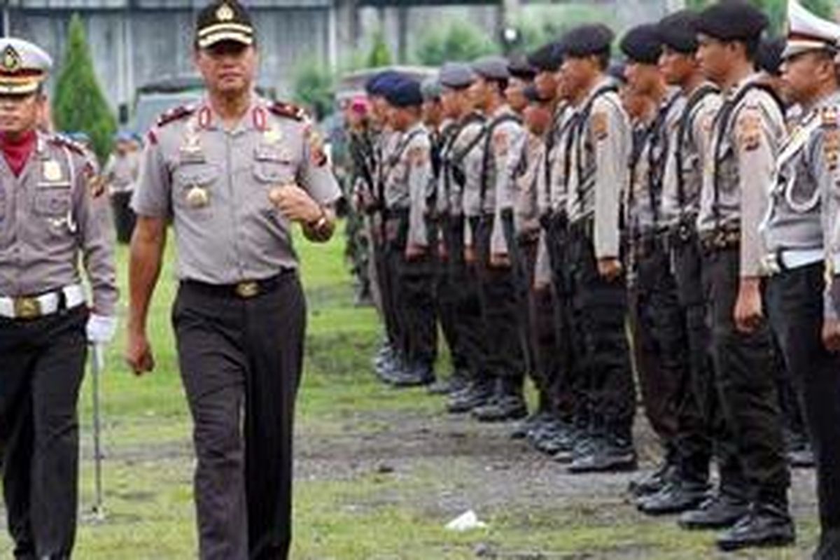 Kapolda Sulawesi Utara, Dicky Atotoy sedang memeriksa pasukan yang dipersiapkan dalam Operasi Lilin 2012 untuk mengamankan perayaan Natal dan Tahun Baru di Sulawesi Utara.