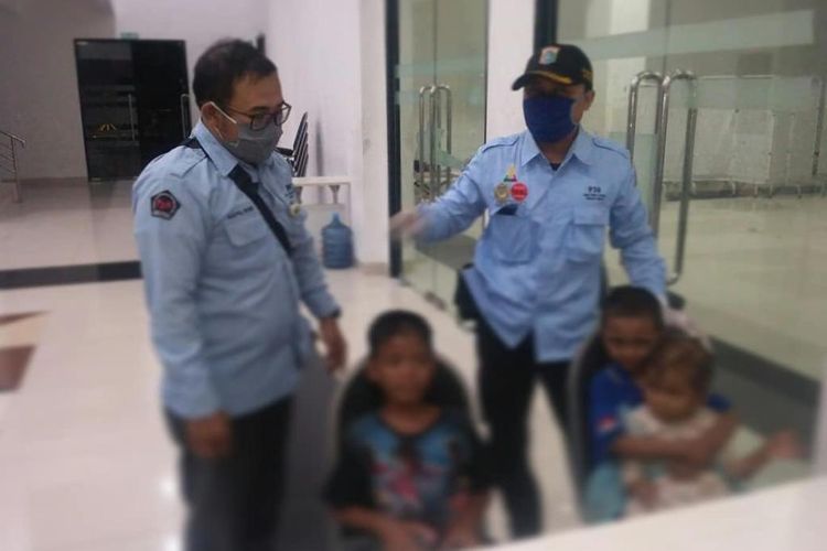 Tiga anak yang ditemukan oleh petuggas PPSU di bawah jembatan Pasar Pagi, Tambora, Jakarta Barat (9/11/2020).