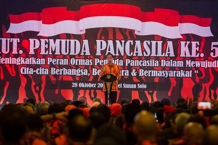 Presiden Joko Widodo memberikan sambutan saat menghadiri acara Musyawarah Pimpinan Paripurna (MPP) Pemuda Pancasila di   Solo, Jawa Tengah, Sabtu (28/10). Acara tersebut sekaligus sebagai perayaan hari ulang tahun ke-58 Organisasi Kemasyarakatan Pemuda Pancasila yang juga bertepatan dengan peringatan Sumpah Pemuda. ANTARA FOTO/Mohammad Ayudha/NZ/17. 