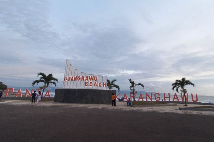 Pantai Karang Hawu, Kabupaten Sukabumi diresmikan oleh Gubernur Jawa Barat, Ridwan Kamil, Kamis (10/02/2022).