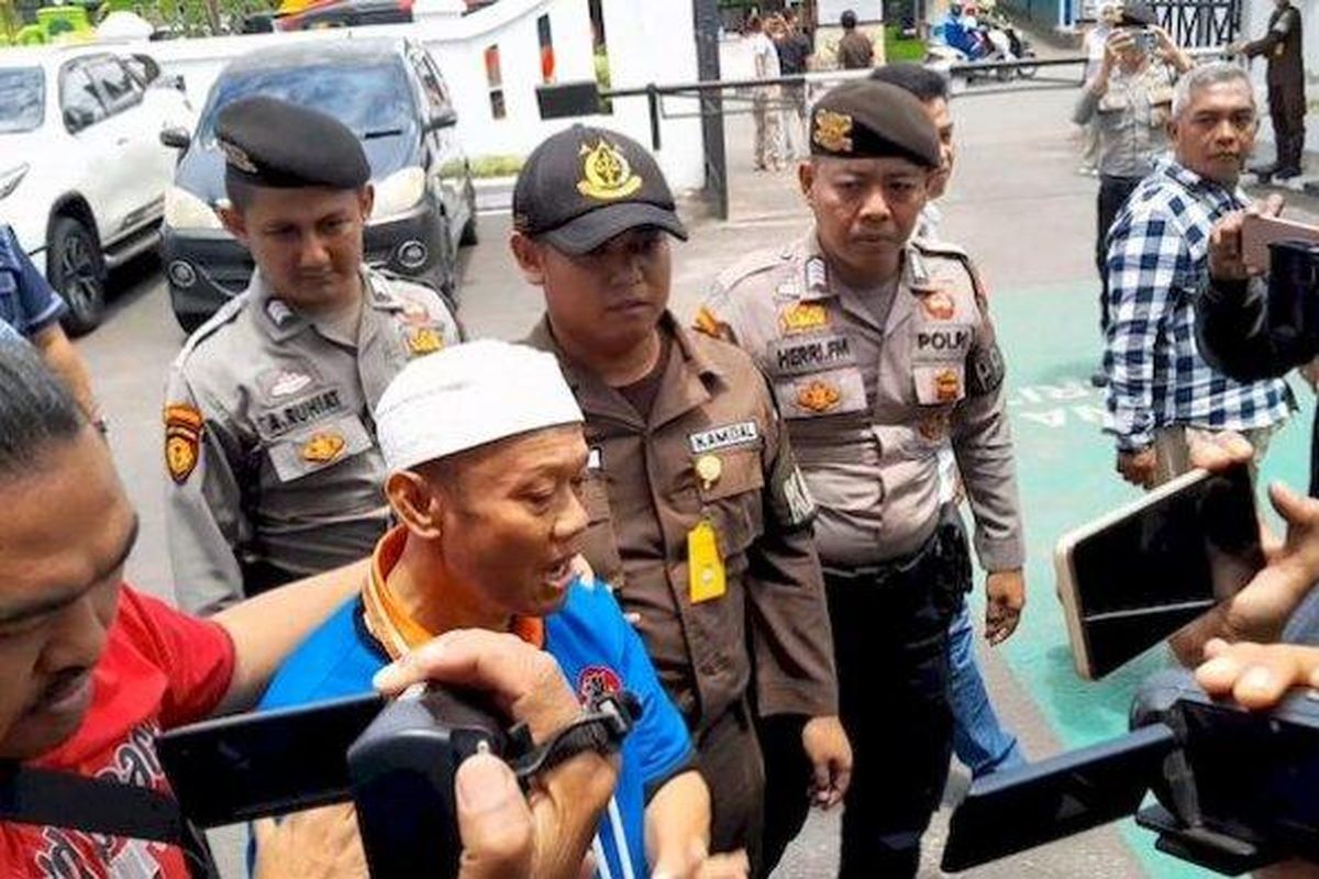 Yosep Hidayah, tersangka kasus pembunuhan ibu dan anak di Subang tiba di Kajari Subang, Jabar, Selasa (6/2/2024) 

