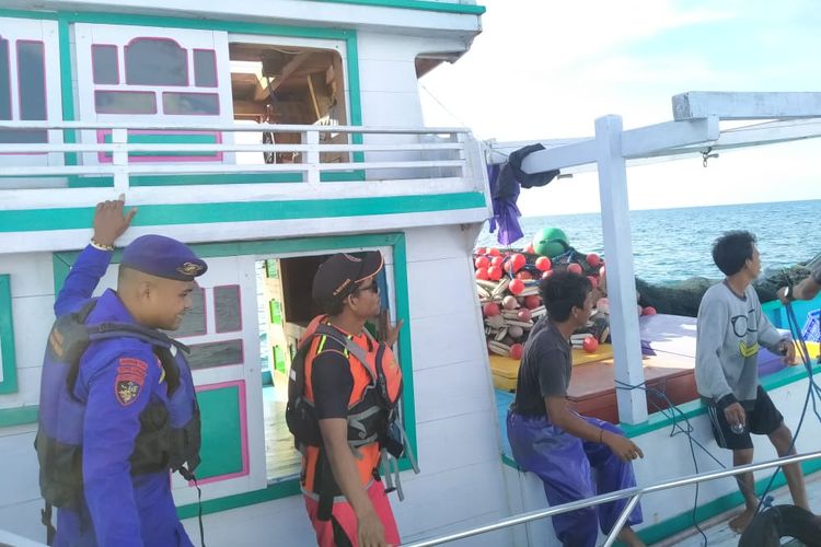 Tim SAR gabungan melakukan operasi pencarian terhadap seorang anak buah kapal (ABK) KM Mekar Mina yang dilaporkan terjatuh di peraiaran Aru, Maluku, Rabu (16/11/2022)
