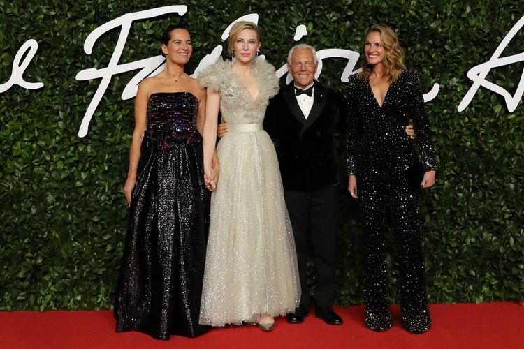 Desainer Giorgio Armani (kedua dari kanan) berpose bersama aktris Julia Roberts (kanan), Cate Blanchett (kedua dari kiri) saat berjalan di red carpet The Fashion Awards 2019 pada Senin (2/12/2019) di London, Inggris.