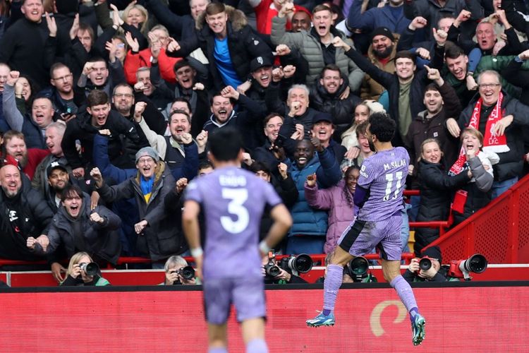 Penyerang Liverpool, Mohamed Salah, merayakan gol ke gawang Brentford pada laga lanjutan Liga Inggris di Gtech Community Stadium pada Sabtu (17/2/2024).