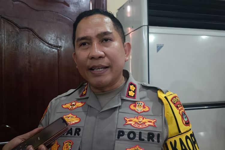 Kepala Kepolisian Resor (Kapolres) AKBP Umar saat menjelaskan proses penyelidikan dugaan unsur kelalaian tewasnya pawang gajah Taman Safari Bali di Gedung Presisi Polda Bali, pada Rabu (2/10/2024). KOMPAS.com/ Yohanes Valdi Seriang Ginta