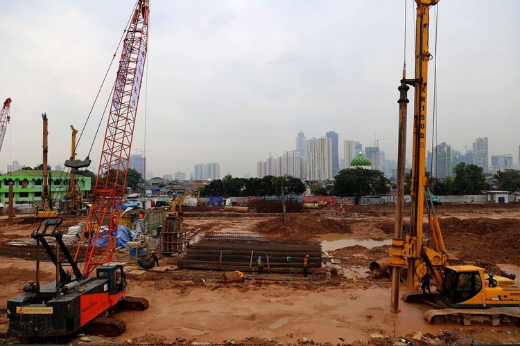 Pekerja menyelesaikan proyek pembangunan revitalisasi Pasar Rumput di Manggarai, Jakarta Selatan, Jumat (24/2/2017). Kementerian Pekerjaan Umum dan Perumahan Rakyat akan merevitalisasi lahan bekas Pasar Rumput menjadi pasar yang berintegrasi dengan rusunawa terpadu 26 lantai dan ditargetkan selesai tahun 2018.