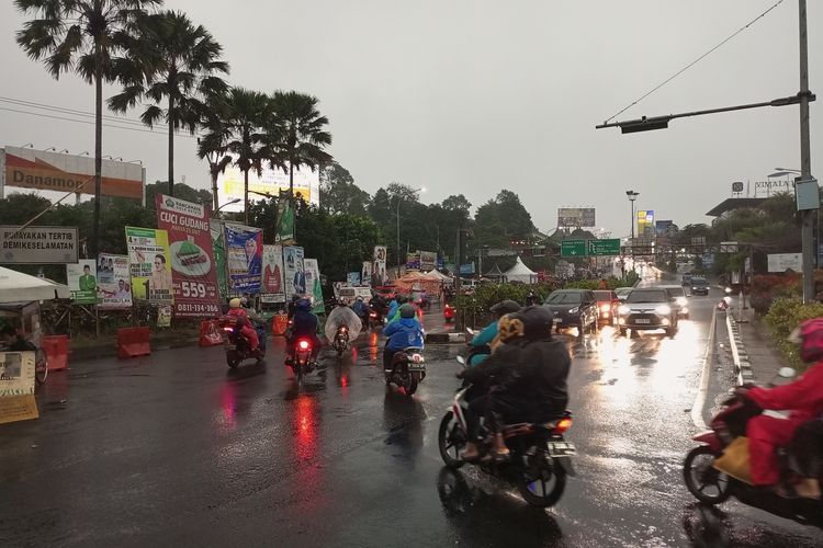 Kondisi arus lalu lintas saat hujan mengguyur jalur wisata Puncak Bogor, Jawa Barat, Minggu (31/12/2023) sore