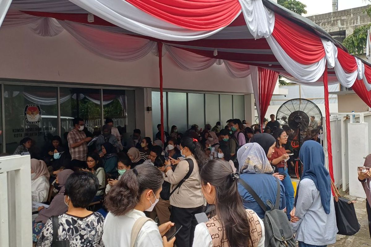 Potret warga yang memadati Kantor Komisi Pemilihan Umum (KPU) Kota Jakarta Selatan untuk mengurus Pindah Memilih, Senin (15/1/2024).