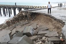 Diterjang Ombak Setinggi 6 Meter, Penahan Dermaga Kolbano Ambrol