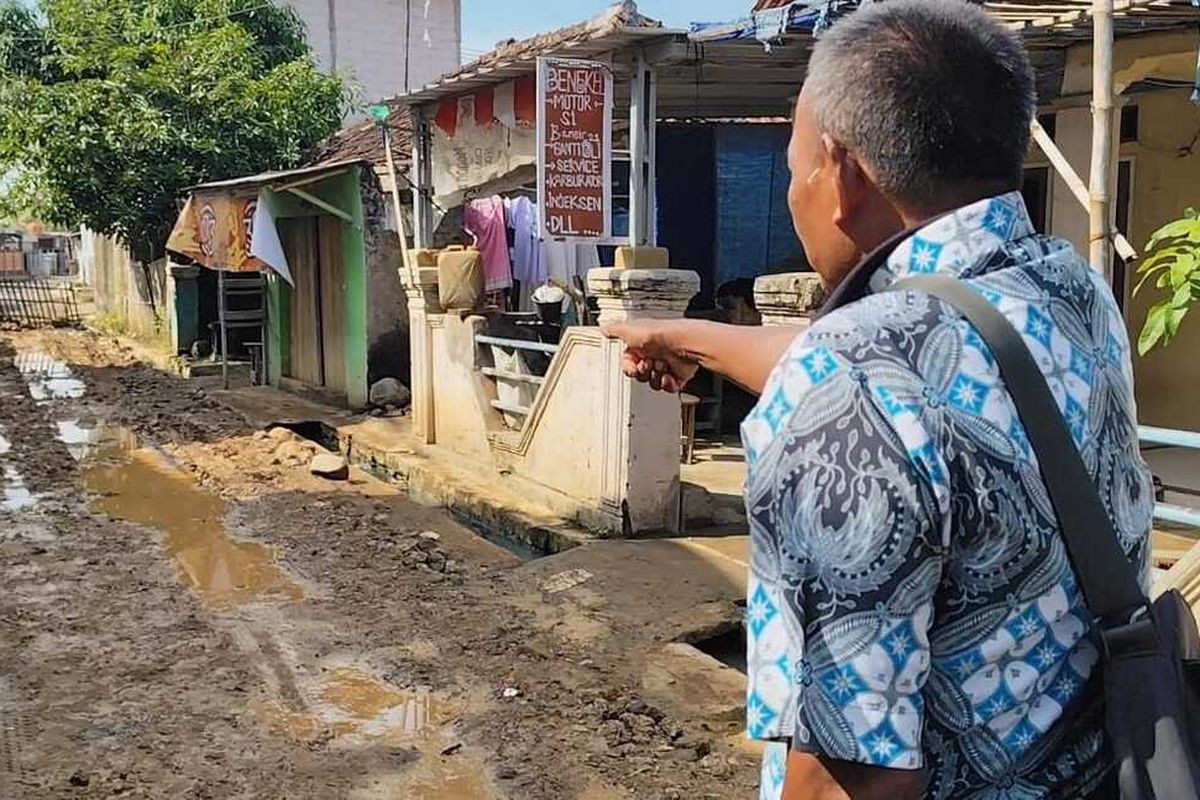 Ahmad Yunus menunjukan jalan rusak parah di jalan dan pagar serta pohon pisang yang ditanam warga sekitar Desa Japura Kidul Kecamatan Astanajapura Kabupaten Cirebon