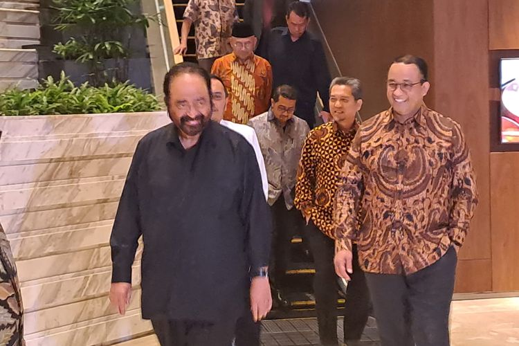 Ketua Umum Partai Nasdem Surya Paloh (kemeja hitam) dan bakal capres Koalisi Perubahan untuk Persatuan Anies Baswedan (batik cokelat) usai bertemu selama 4 jam di Grand Hyatt, Jakarta, Kamis (24/8/2023) malam. 