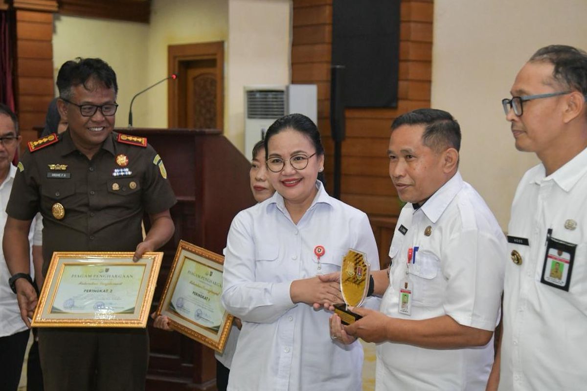 Wali Kota Semarang Agustina Wilujeng saat mewakili Pemerintah Kota (Pemkot) Semarang menghadiri acara penyerahan penghargaan kepada pemenang Lomba Jaksa Garda Desa/Kelurahan di Ruang Lokakrida Balaikota Semarang, Jawa Tengah, Rabu (18/2/2026).