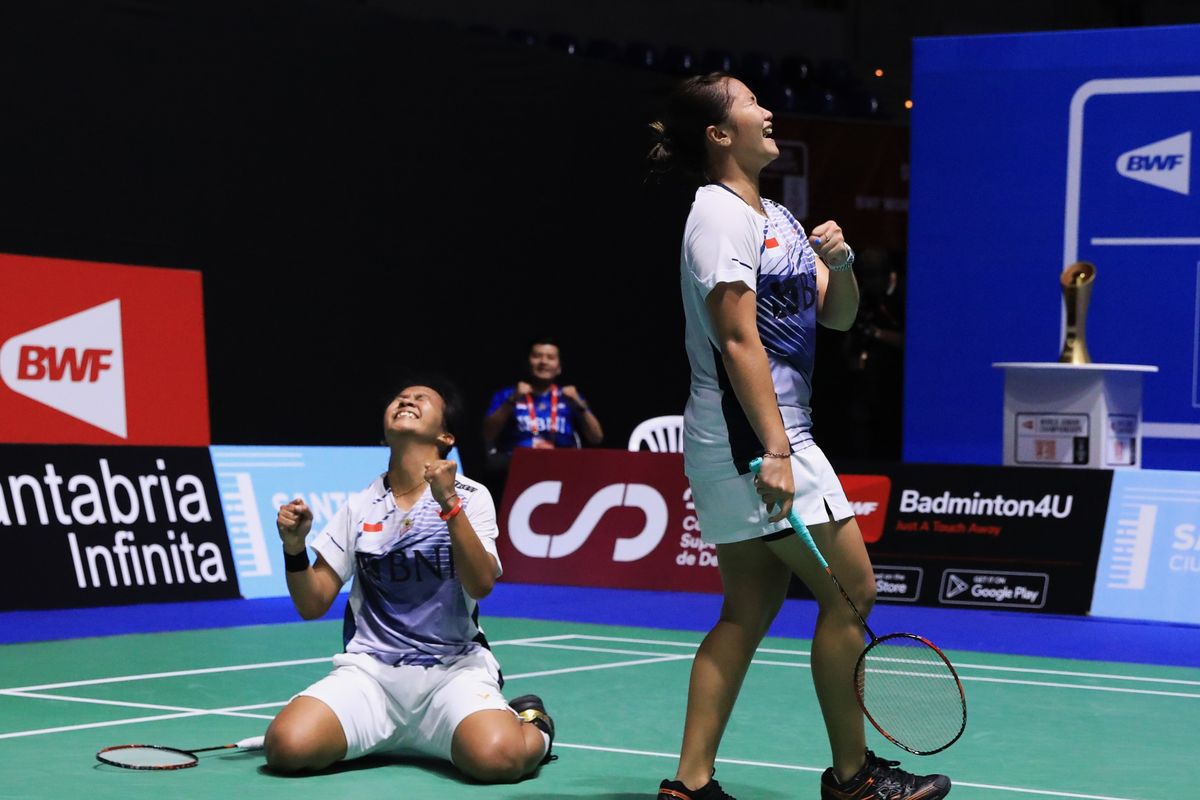Ganda putri Indonesia Meilysa Trias Puspita Sari/Rachel Allessya Rose merayakan kemenangan di semifinal Kejuaraan Dunia Junior 2022 atas Rui Kiyama/Kanano Muroya (Jepang). Terkini, Meilysa/Rachel berhasil lolos ke 16 besar Thailand Masters 2023.