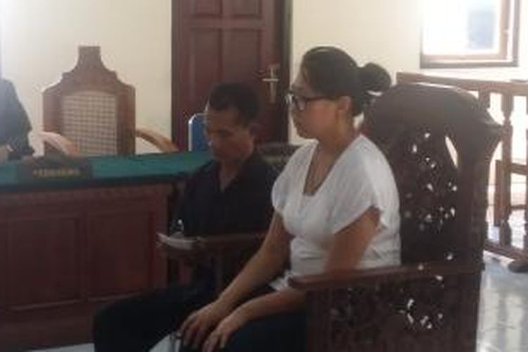 Twrdakwa Magnaeva Aleksandra (baju putih) saat mendengarkan pembacaan putusan di Pengadilan Negri Denpasar. 