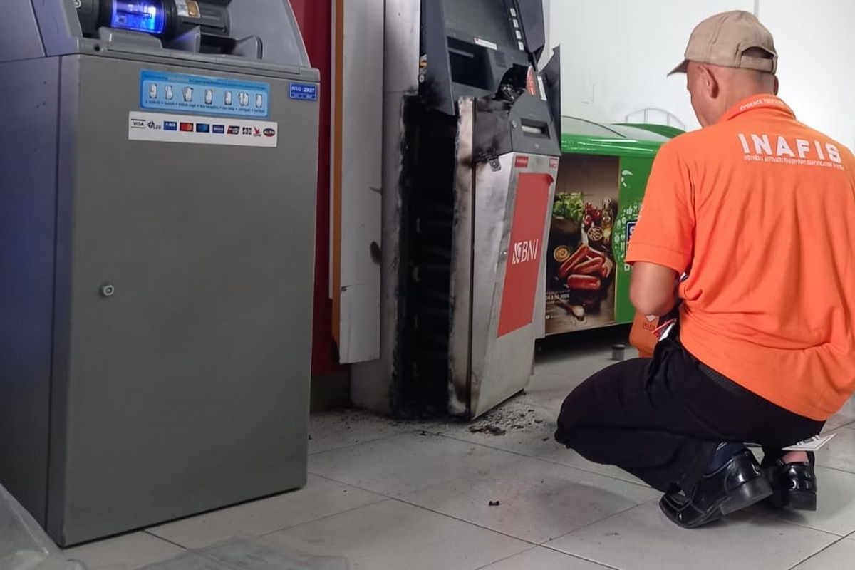 Aksi pencurian dengan membobol ATM terjadi di dalam mini market yang berada di Kelurahan Mangge, Kecamatan Barat, Kabupaten Magetan. Pelaku diduga menggunakan mesin las yang tertinggal di TKP untuk membongkar mesin ATM.