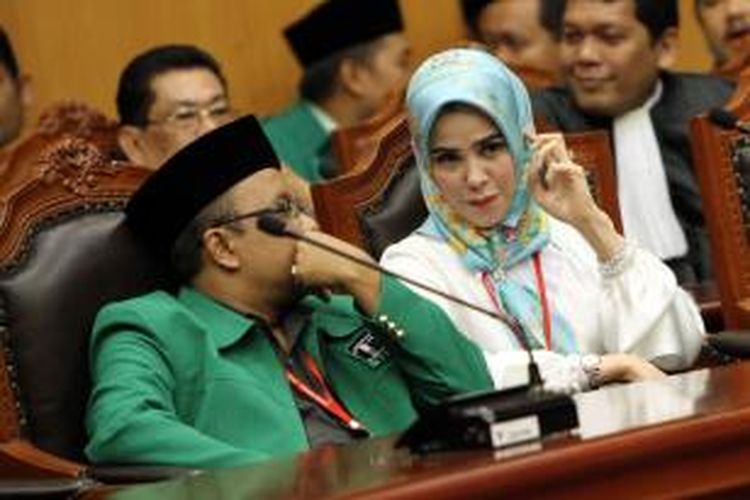 Calon Anggota Legislatif DPR asal Partai Persatuan Pembangunan (PPP) Angel Lelga (kanan) menghadiri sidang putusan uji materi (judicial review) Undang-Undang Nomor 42 Tahun 2008 tentang Pemilihan Presiden dan Wakil Presiden di gedung Mahkamah Konstitusi (MK), Jakarta Pusat, Kamis (23/1/2014). MK mengabulkan permohonan Koalisi Masyarakat Sipil yang diwakili Effendi Gazali bahwa pemilu legislatif dan pemilu presiden dilakukan serentak namun dilaksanakan pada 2019 karena waktu penyelenggaraan Pemilu 2014 yang sudah sangat dekat dan terjadwal. TRIBUNNEWS/HERUDIN