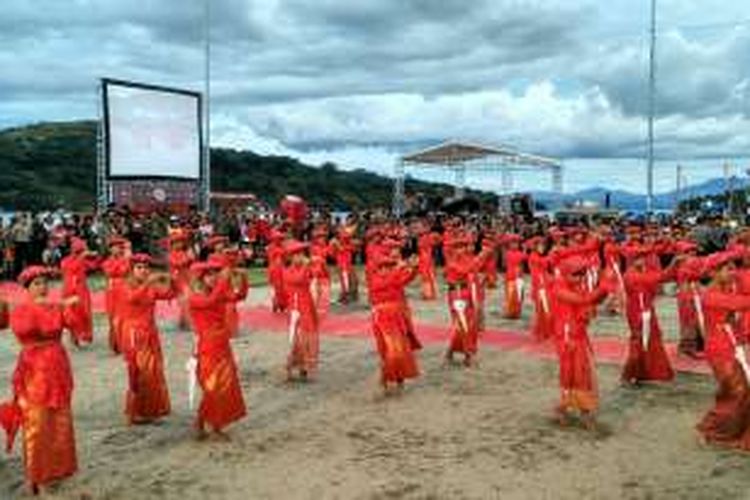 Puluhan siswi penari Tarian Karo, salah satu bagian dari tari empat puak yang ditampilkan dalam Pembukaan Festival Danau Toba 2016 di Muara, Tapanuli Utara, Sumatera Utara, Jumat (9/9/2016).