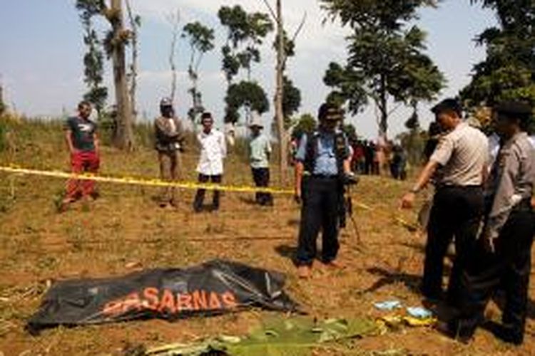 Jasad perempuan tanpa identitas gegerkan warga Kampung Pakuhaji RT 02 RW 07 Desa Pakuhaji, Kecamatan Ngamprah, Kabupaten Bandung Barat, Jawa Barat (23/9/2014). Mayat perempuan tersebut ditemukan warga di kebun kosong.
