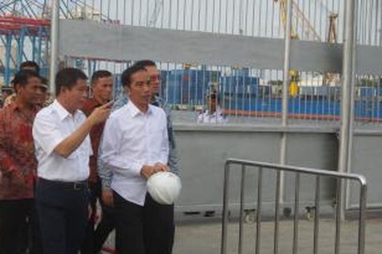 Presiden Joko Widodo didampingi sejumlah menteri saat meninjau kedatangan KM Camara Nusantara yang baru tiba di Pelabuhan Tanjung Priok, Jakarta Utara, Jumat (11/12/2015). KM Camara Nusantara adalah kapal yang mengangkut 500 ekor sapi dari Nusa Tenggara Timurp. Kedatangan sapi dari NTT merupakan tindak lanjut kerja sama Pemprov DKI dengan Kementerian Pertanian dan lima provinsi lainnya guna memenuhi kebutuhan daging sapi di Ibu Kota.