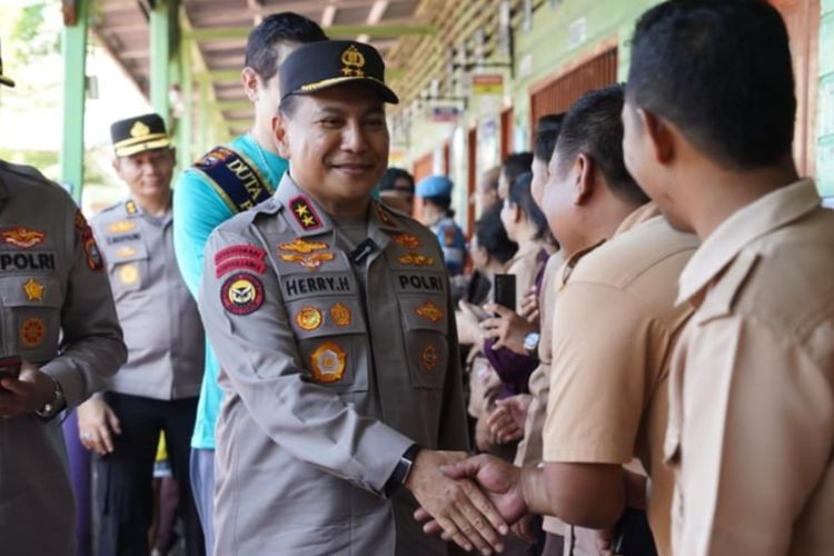 Temui Warga Panipahan Pascakerusuhan Geruduk Rumah Terduga Bandar Narkoba, Kapolda Riau Minta Maaf