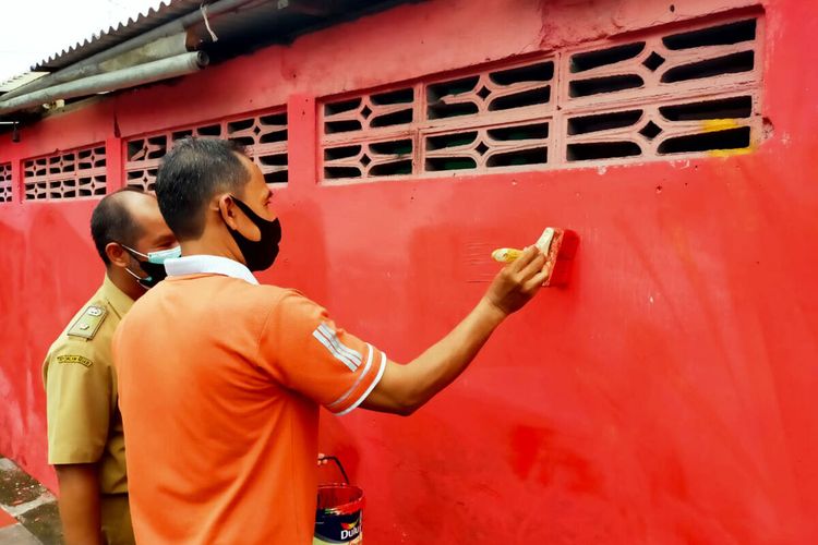 Aparat kelurahan Sentul, Kecamatan Kepanjenkidul, Kota Blitar menghapus mural dan coretan bernada kritikan kepada pemerintah di sebuah bidang tembok di Jalan Moh Hatta menjelang kedatangan Presiden Jokowi, Selasa (7/9/2021)