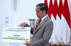 Sambil Bawa Karton, Jokowi Jelaskan Aturan Soal Presiden Boleh Kampanye 