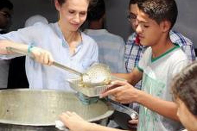 Salah satu foto istri Presiden Bashar al-Assad yang diunggah lewat Instragram menampilkan Asma al-Assad tengah membagikan sup kepada anak-anak di sebuah dapur umum.