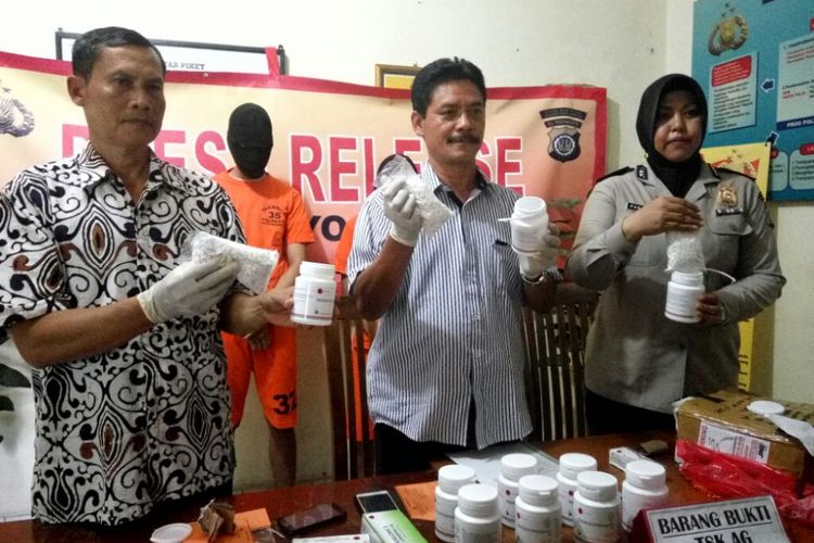Kasat Resnarkoba Polresta Yogyakarta, Kompol Sugeng Riyadi saat menunjukan barang bukti psikotropika yang berhasil diamankan dari kedua pelaku.