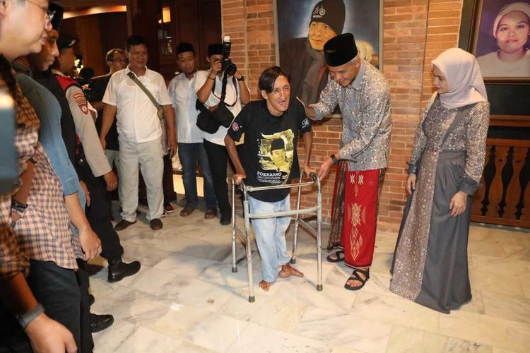 Ferry (51), salah satu penyandang disabilitas asal Purbalingga, Jawa Tengah mengikuti acara halah bihalal yang digelar Ganjar Pranowo, Sabtu (22/4/2023).