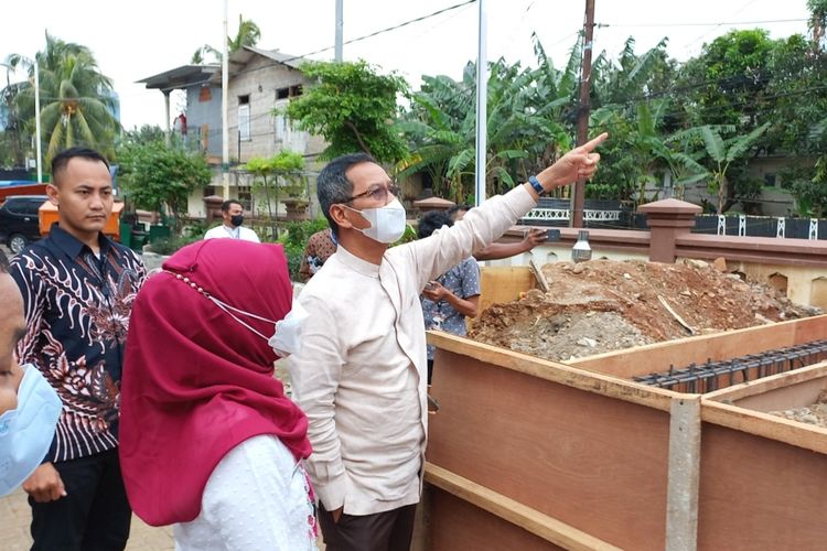 Penjabat Gubernur DKI Jakarta Heru Budi Hartono melakukan inspeksi mendadak (sidak) pada Jumat (25/11/2022) siang. Sidak dilakukan di Kantor Kecamatan Tebet dan Kantor Kelurahan Petogogan, Kebayoran Baru, Jakarta Selatan.
