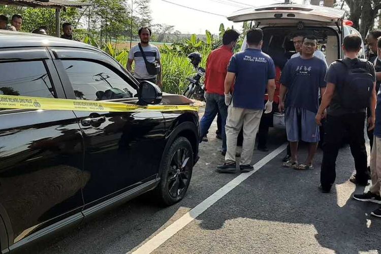 Polisi memeriksa mobil Honda HRV hitam AB 1793 XX yang terparkir si Kilometer 8 jalan Purworejo Wates, Pedukuhan Kendeng, Kalurahan Demen, Kapanewon Temon, Kabupaten Kulon Progo, Daerah Istimewa Yogyakarta. Pengemudi ditemukan meningga dunia dalam mobil.